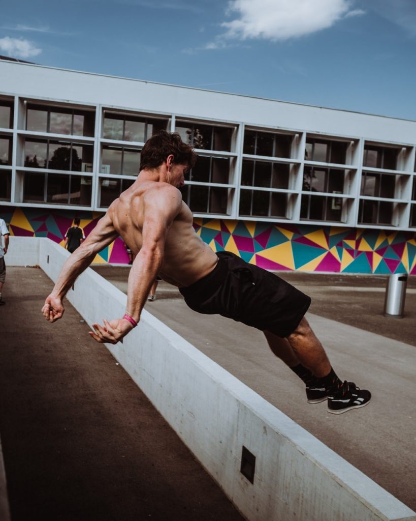 As Pessoas Parkour Ao Ar Livre Fazem Saltos De Trás Da Parede De 4